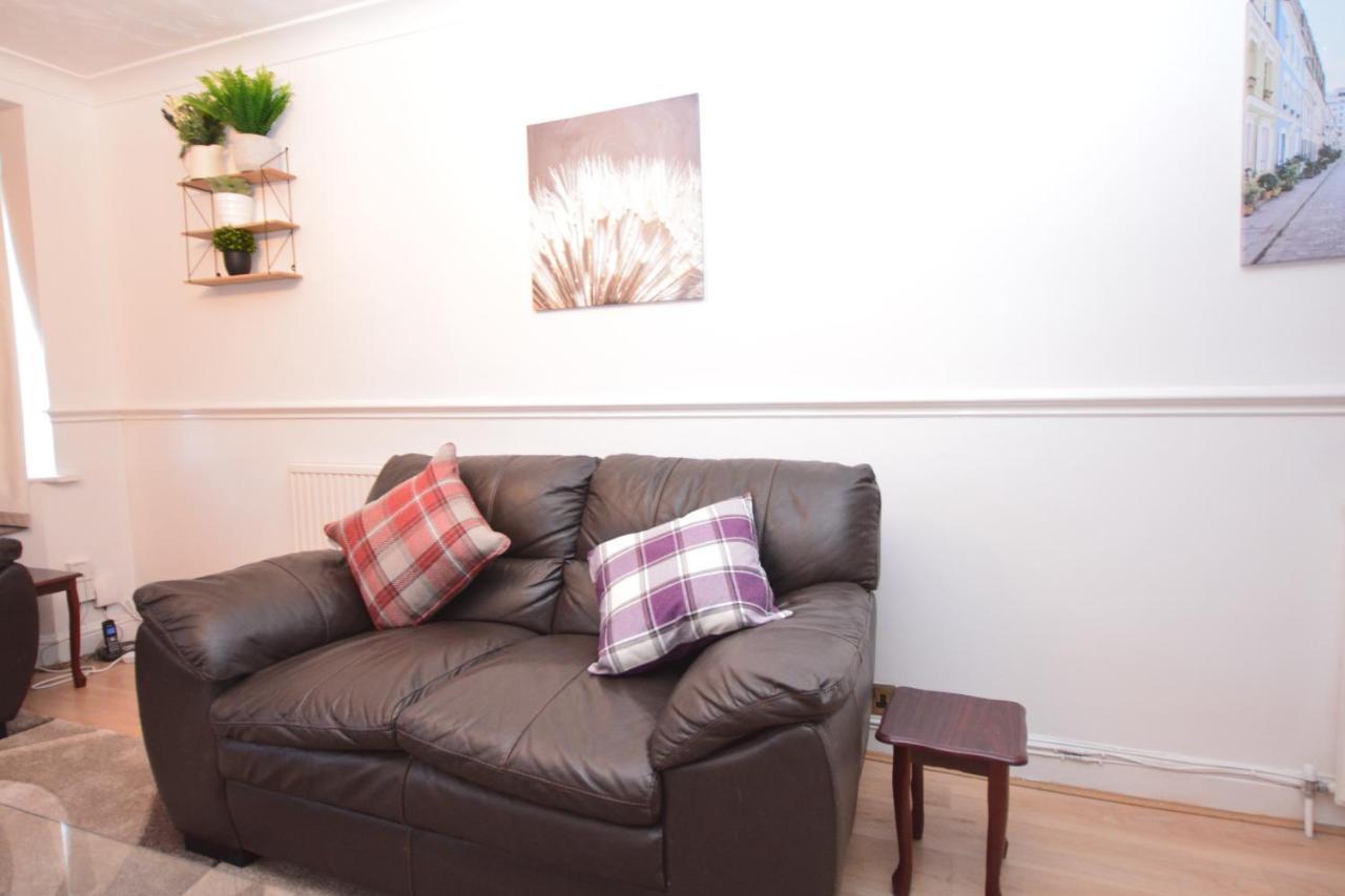 London Luxury 5 Bedroom House 2 Min Walk To The Tube Station Dagenham Kültér fotó
