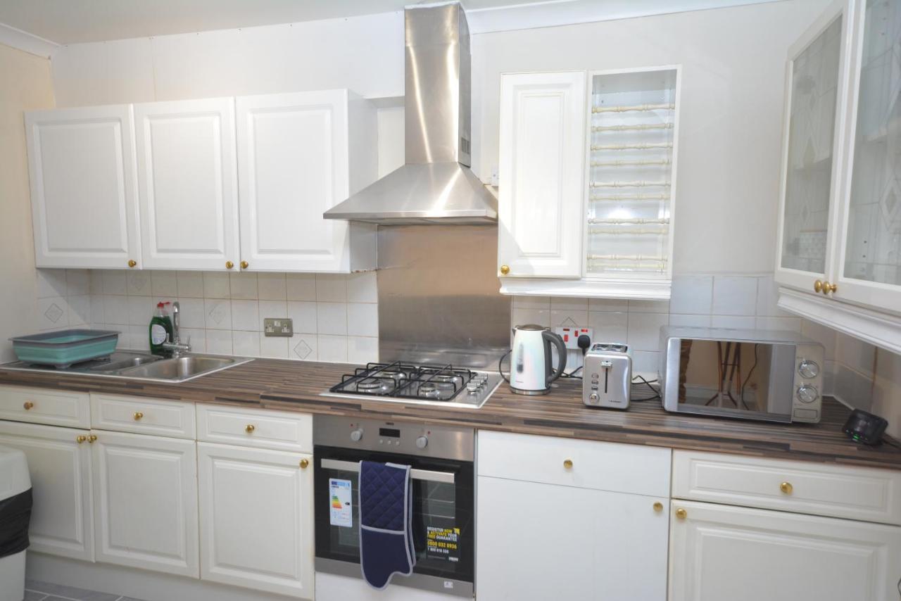 London Luxury 5 Bedroom House 2 Min Walk To The Tube Station Dagenham Kültér fotó