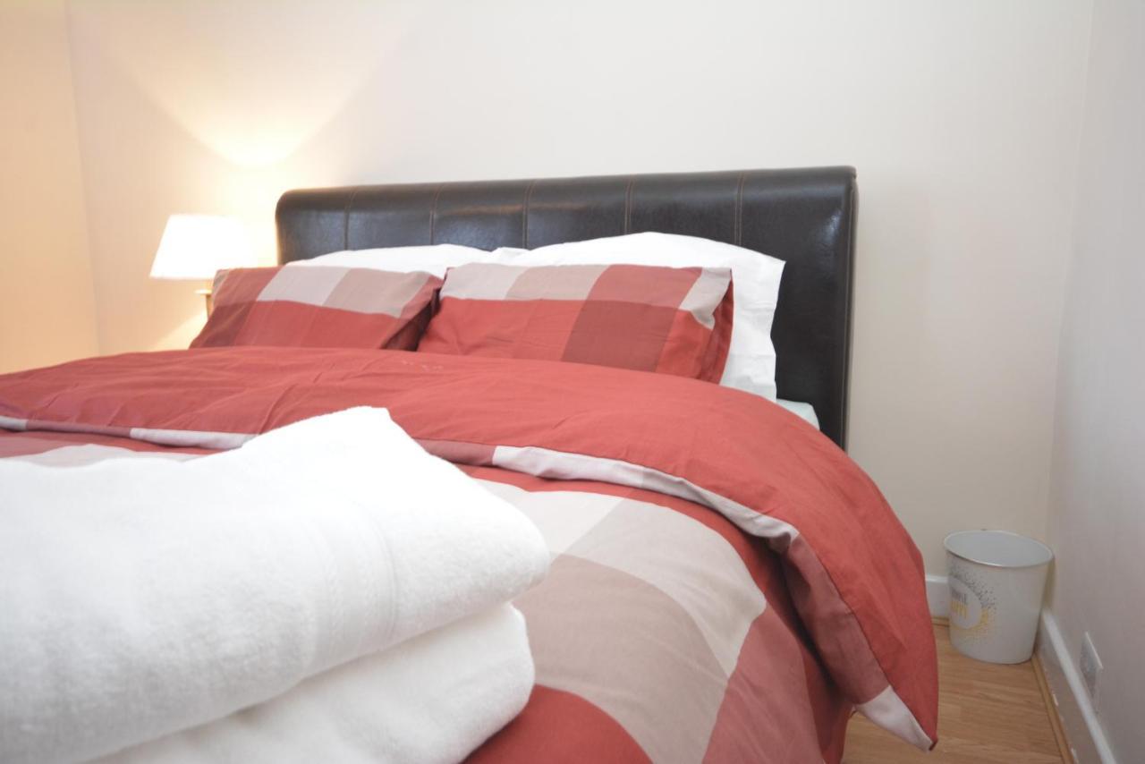 London Luxury 5 Bedroom House 2 Min Walk To The Tube Station Dagenham Kültér fotó