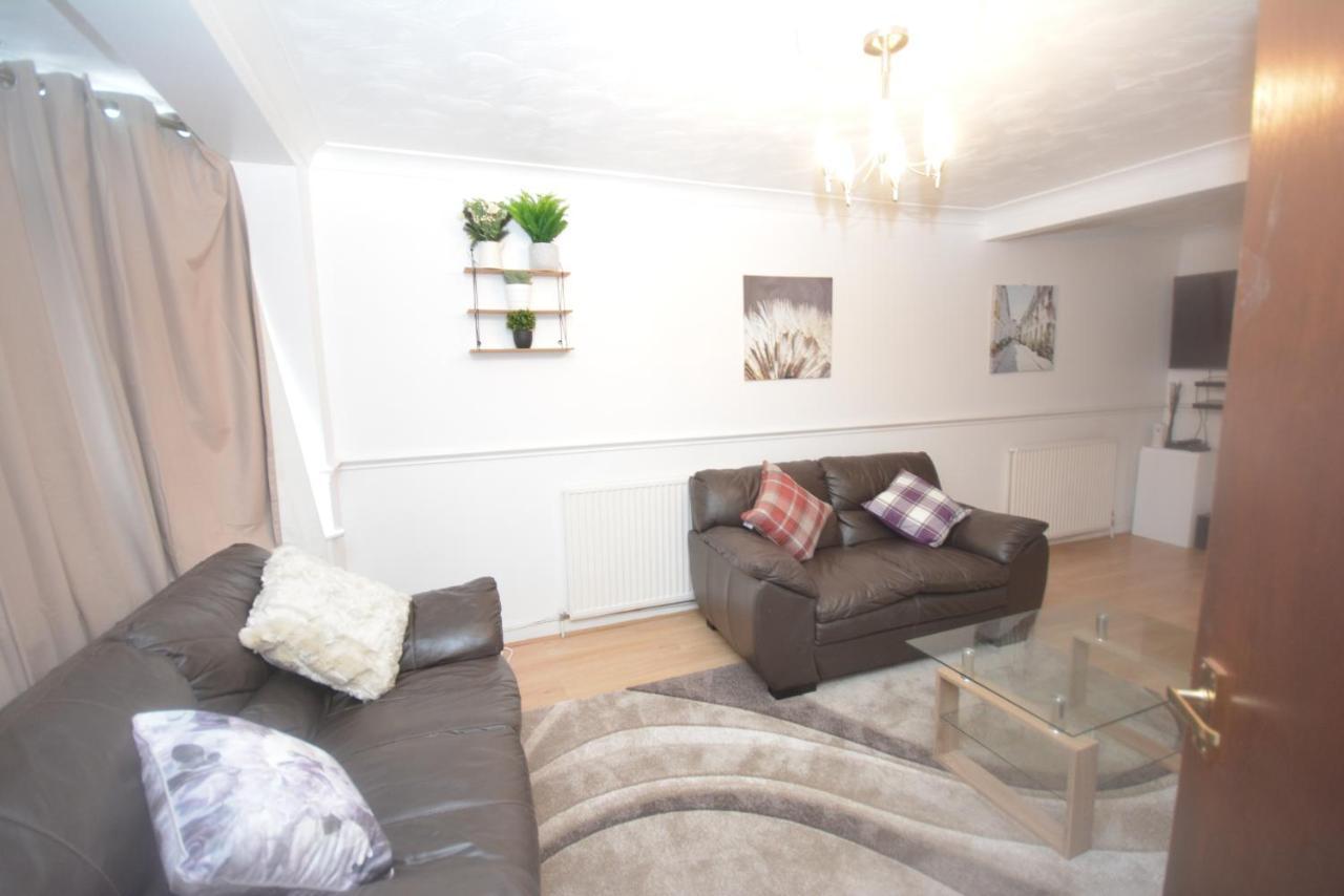 London Luxury 5 Bedroom House 2 Min Walk To The Tube Station Dagenham Kültér fotó
