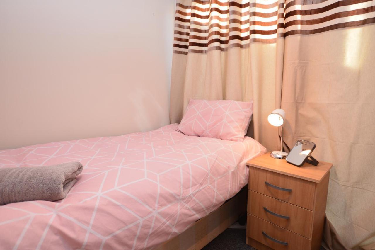 London Luxury 5 Bedroom House 2 Min Walk To The Tube Station Dagenham Kültér fotó