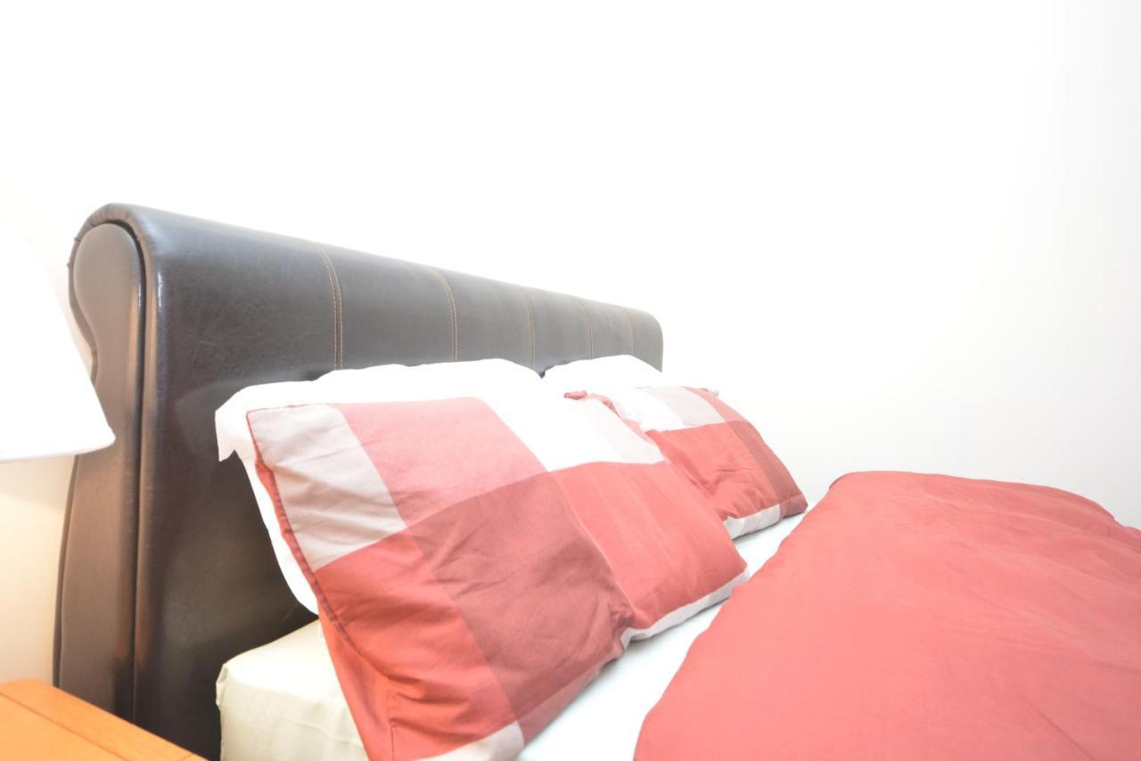 London Luxury 5 Bedroom House 2 Min Walk To The Tube Station Dagenham Kültér fotó