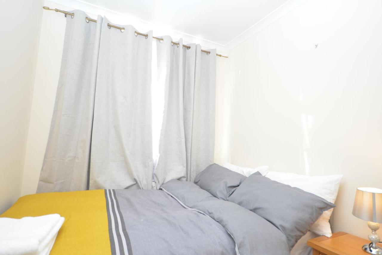 London Luxury 5 Bedroom House 2 Min Walk To The Tube Station Dagenham Kültér fotó