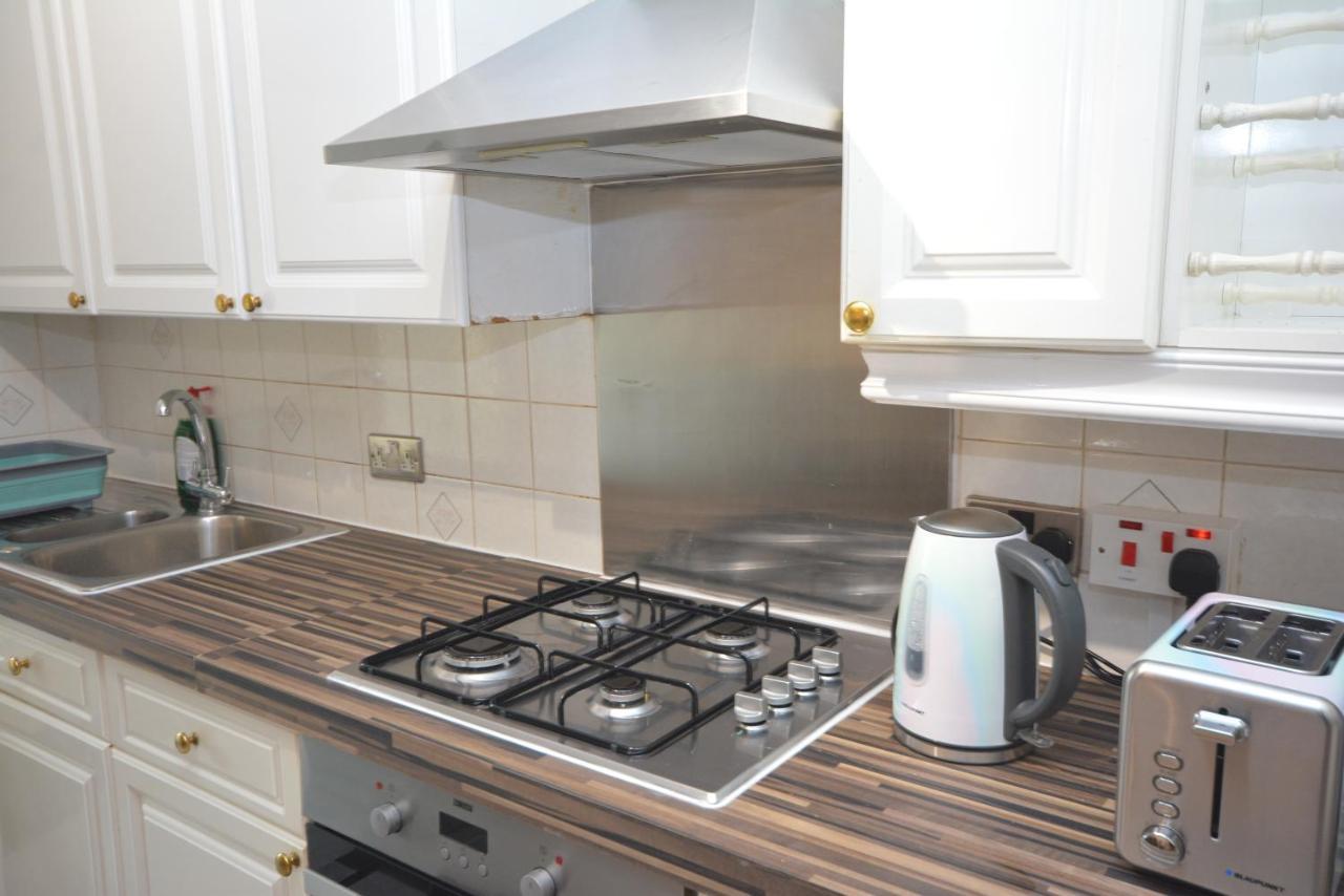 London Luxury 5 Bedroom House 2 Min Walk To The Tube Station Dagenham Kültér fotó
