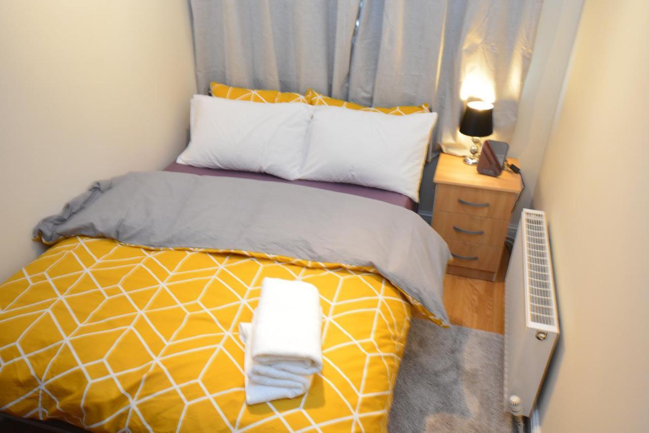 London Luxury 5 Bedroom House 2 Min Walk To The Tube Station Dagenham Kültér fotó