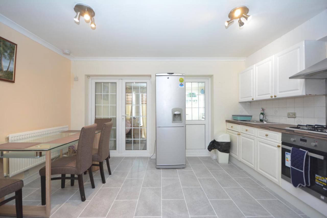 London Luxury 5 Bedroom House 2 Min Walk To The Tube Station Dagenham Kültér fotó