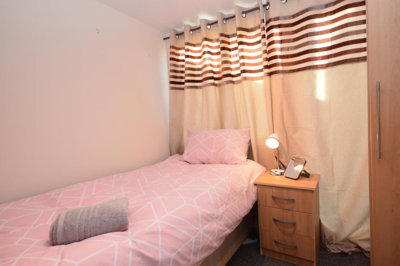 London Luxury 5 Bedroom House 2 Min Walk To The Tube Station Dagenham Kültér fotó