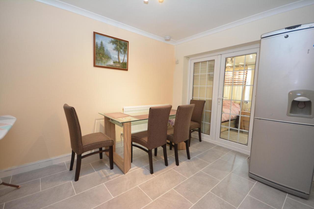 London Luxury 5 Bedroom House 2 Min Walk To The Tube Station Dagenham Kültér fotó