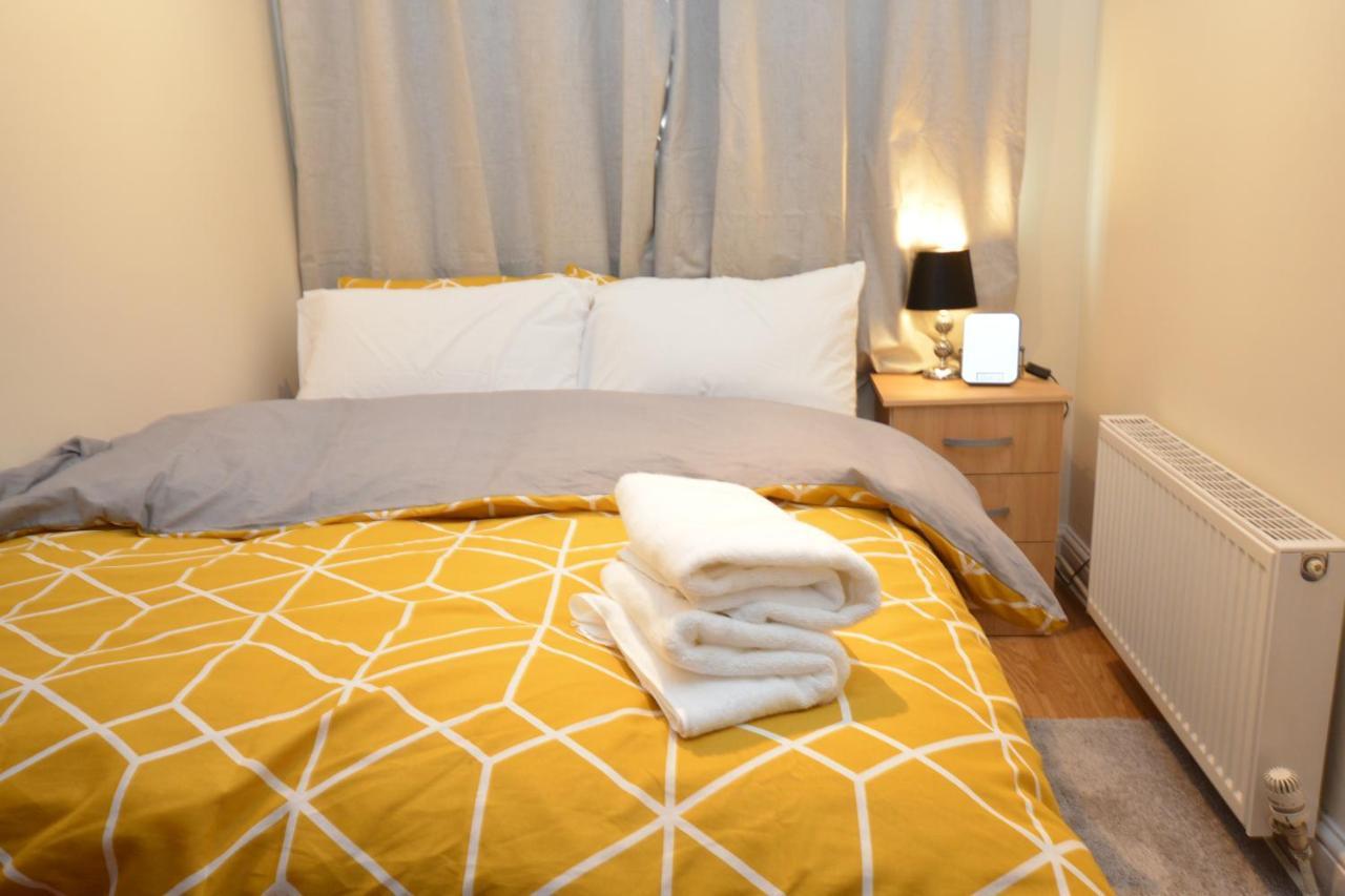 London Luxury 5 Bedroom House 2 Min Walk To The Tube Station Dagenham Kültér fotó