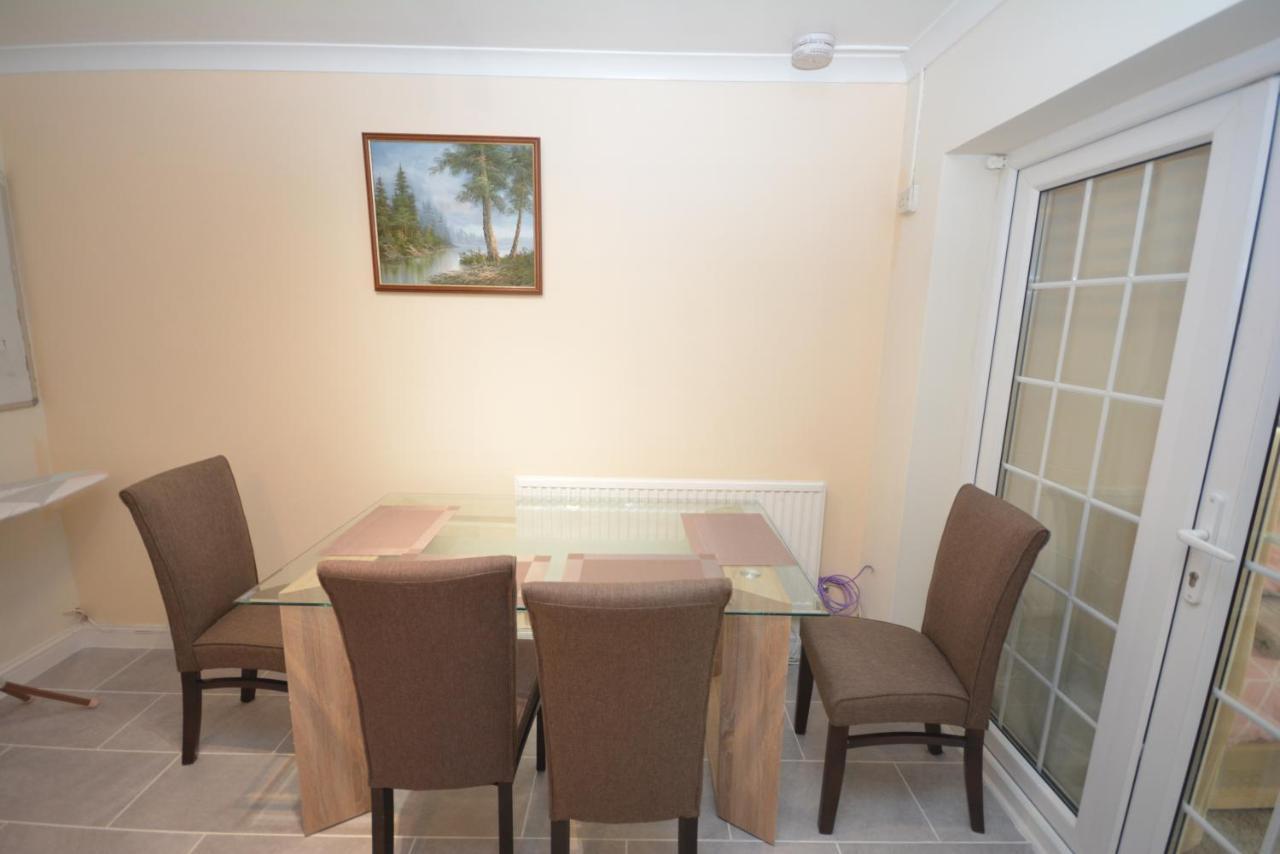 London Luxury 5 Bedroom House 2 Min Walk To The Tube Station Dagenham Kültér fotó