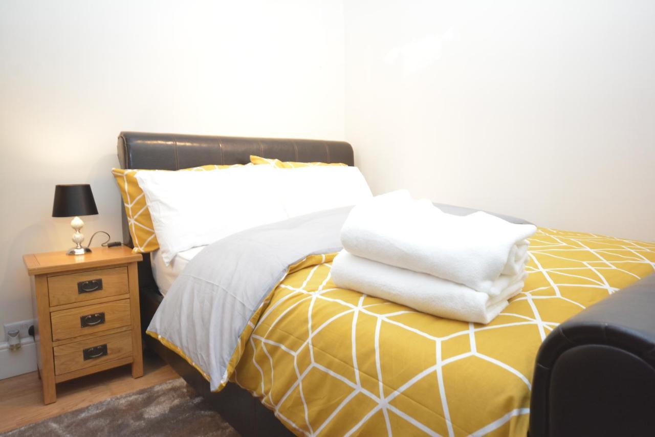 London Luxury 5 Bedroom House 2 Min Walk To The Tube Station Dagenham Kültér fotó