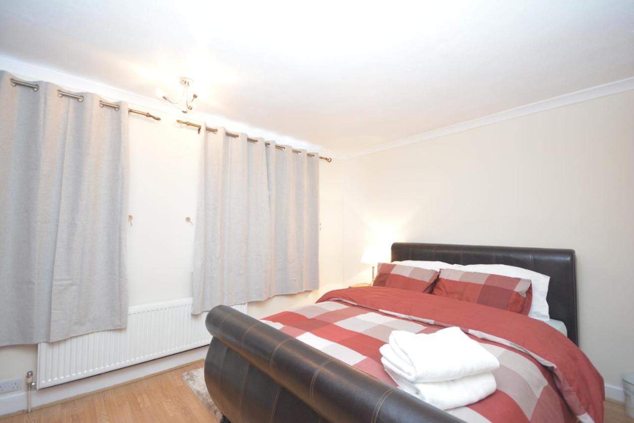 London Luxury 5 Bedroom House 2 Min Walk To The Tube Station Dagenham Kültér fotó