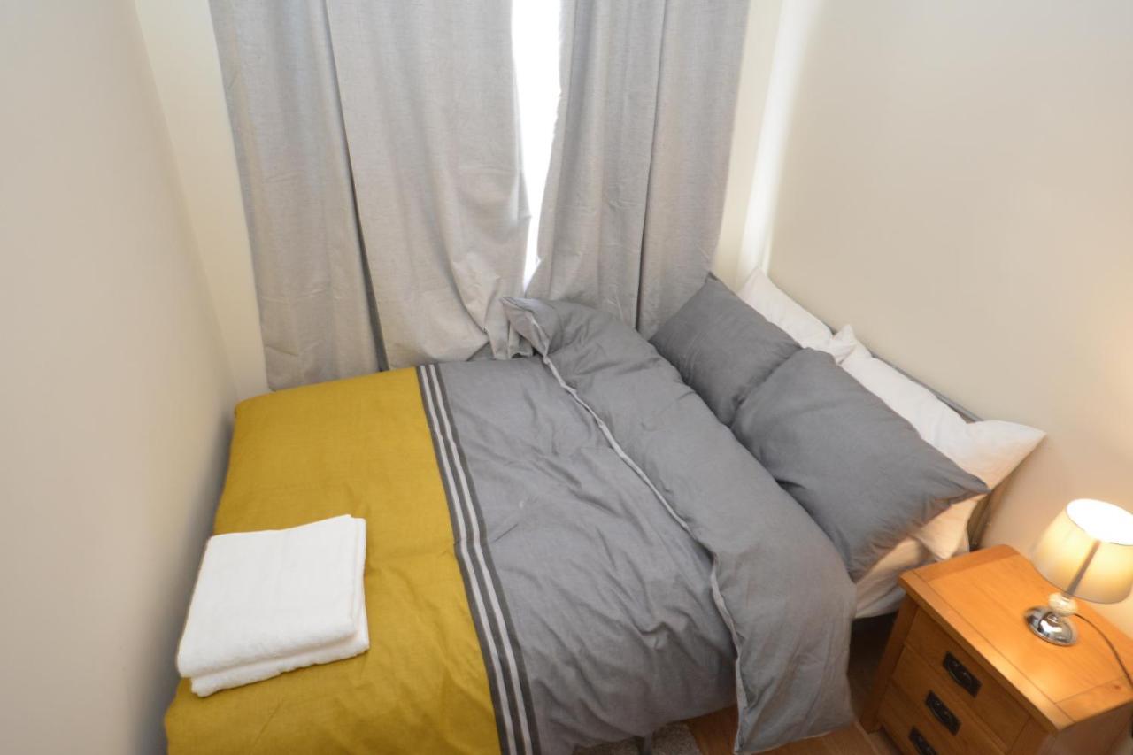 London Luxury 5 Bedroom House 2 Min Walk To The Tube Station Dagenham Kültér fotó