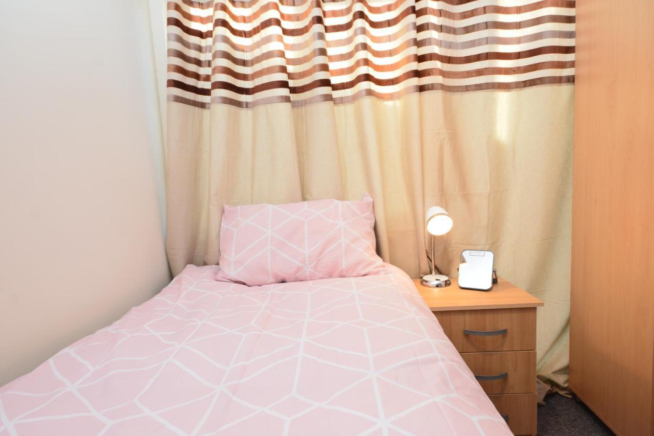 London Luxury 5 Bedroom House 2 Min Walk To The Tube Station Dagenham Kültér fotó