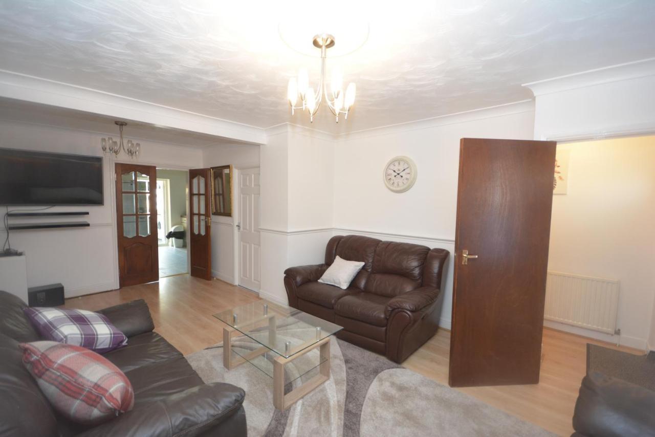 London Luxury 5 Bedroom House 2 Min Walk To The Tube Station Dagenham Kültér fotó