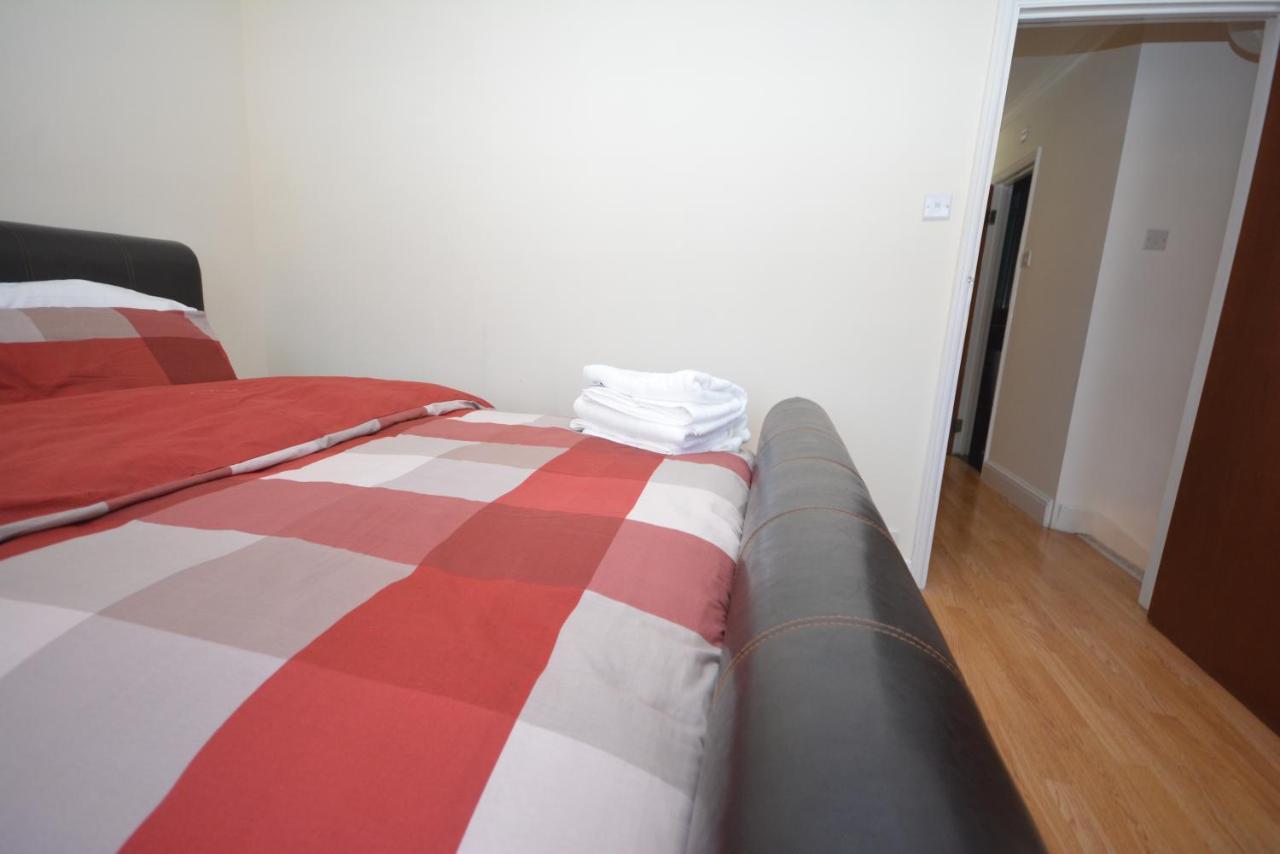 London Luxury 5 Bedroom House 2 Min Walk To The Tube Station Dagenham Kültér fotó