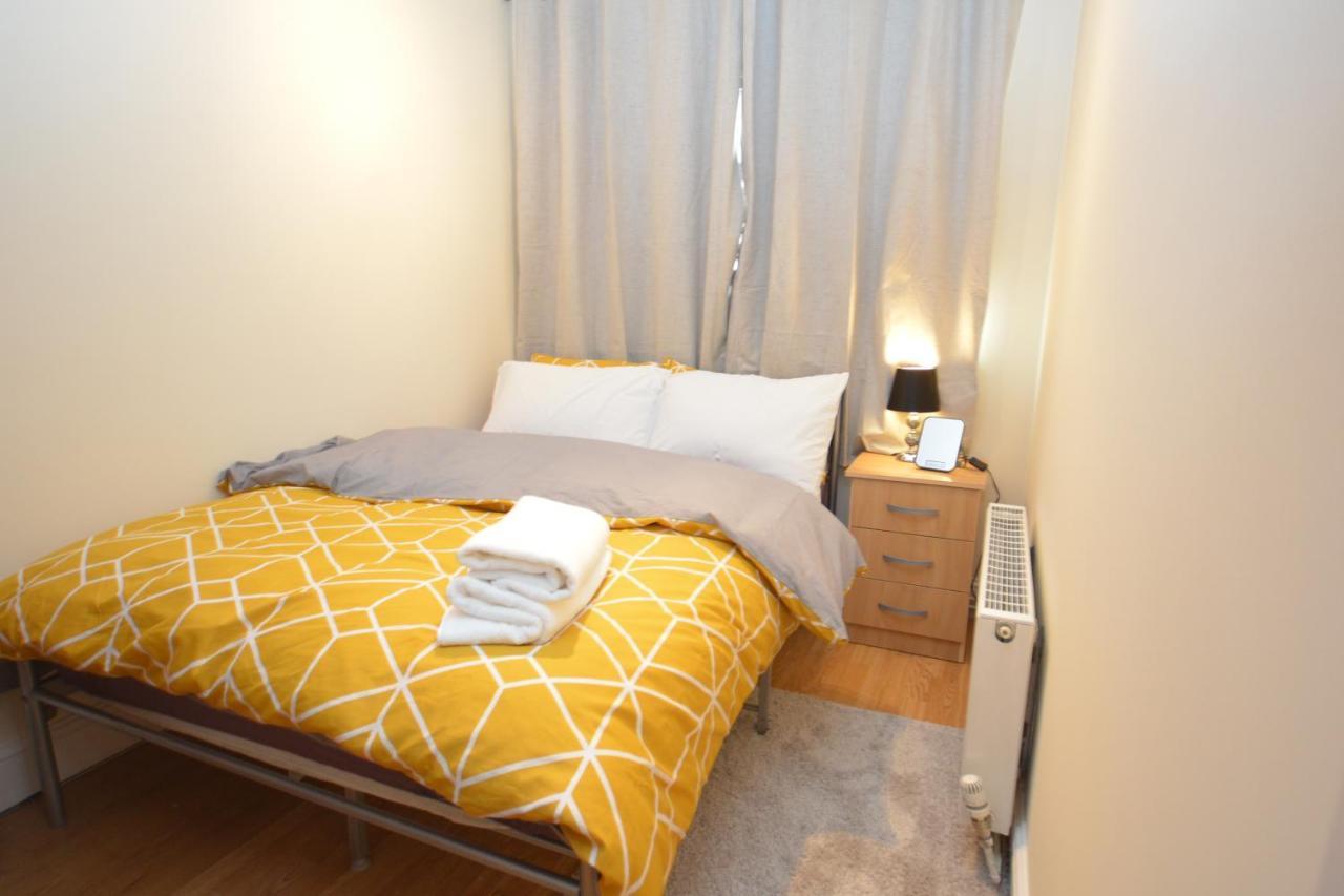 London Luxury 5 Bedroom House 2 Min Walk To The Tube Station Dagenham Kültér fotó