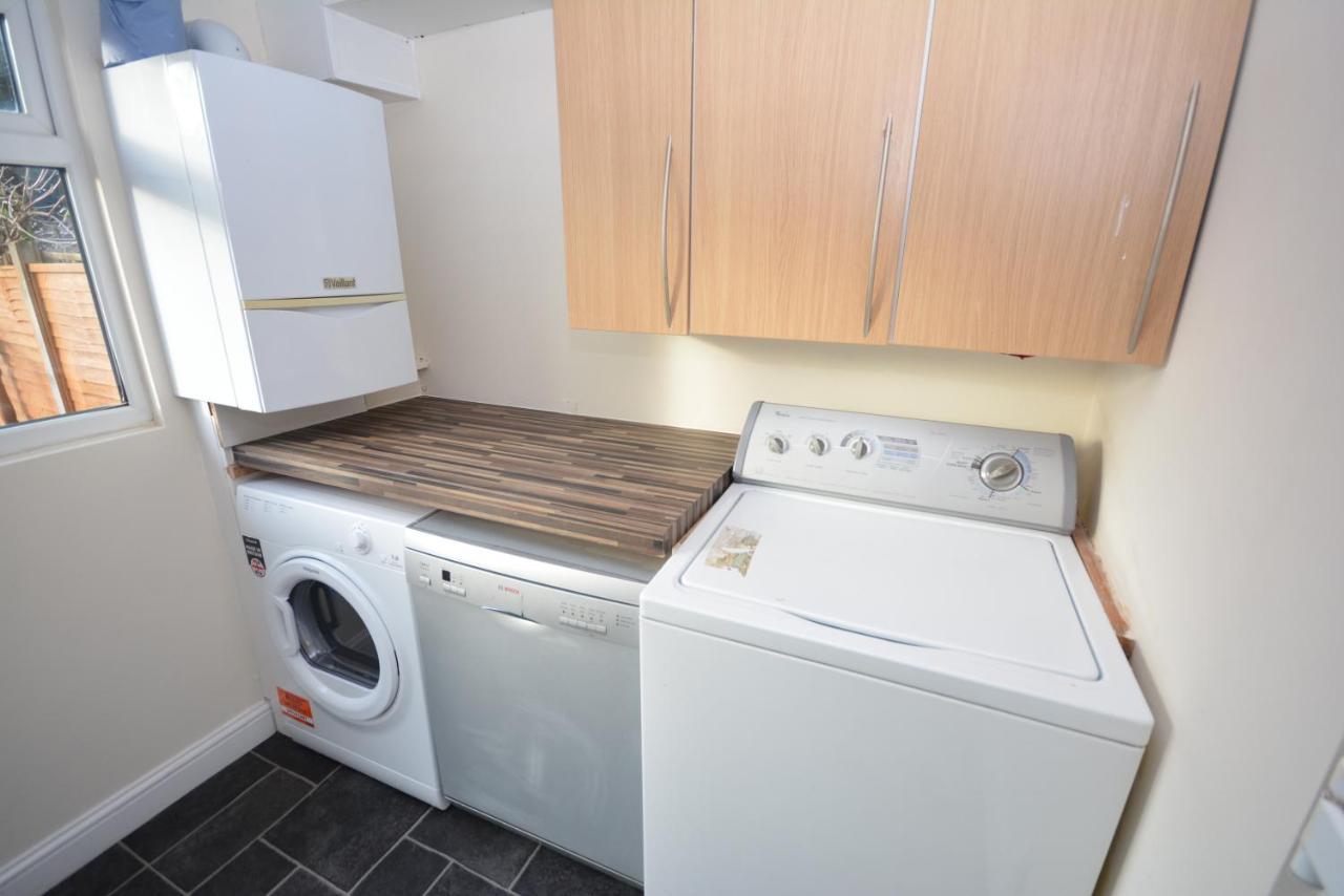 London Luxury 5 Bedroom House 2 Min Walk To The Tube Station Dagenham Kültér fotó