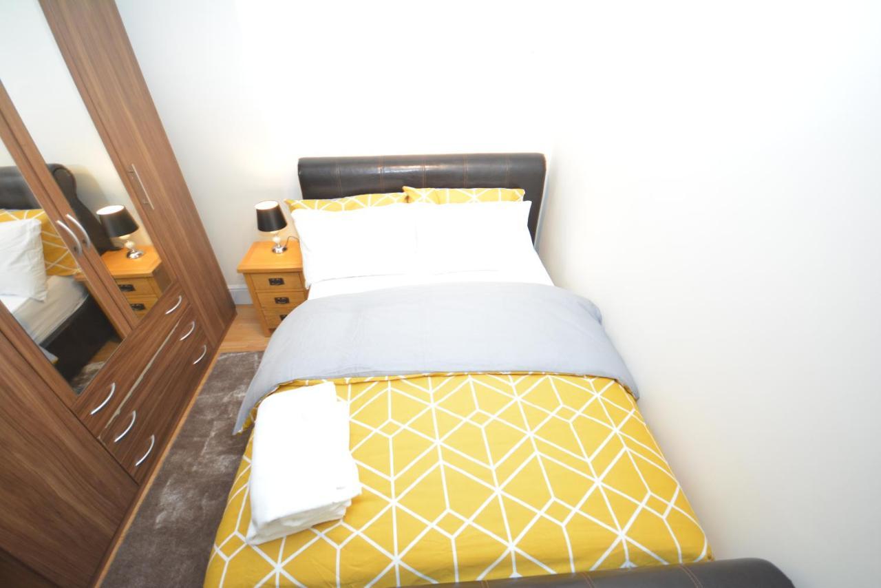 London Luxury 5 Bedroom House 2 Min Walk To The Tube Station Dagenham Kültér fotó