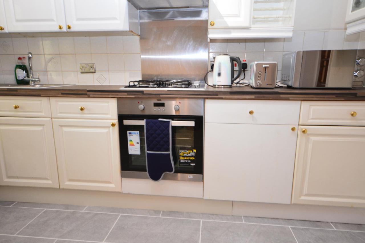 London Luxury 5 Bedroom House 2 Min Walk To The Tube Station Dagenham Kültér fotó